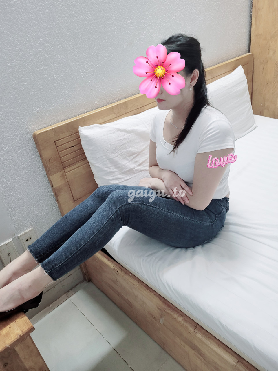 Ly Ly hot girl mặt xinh dáng chuẫn hình chân thật 100%